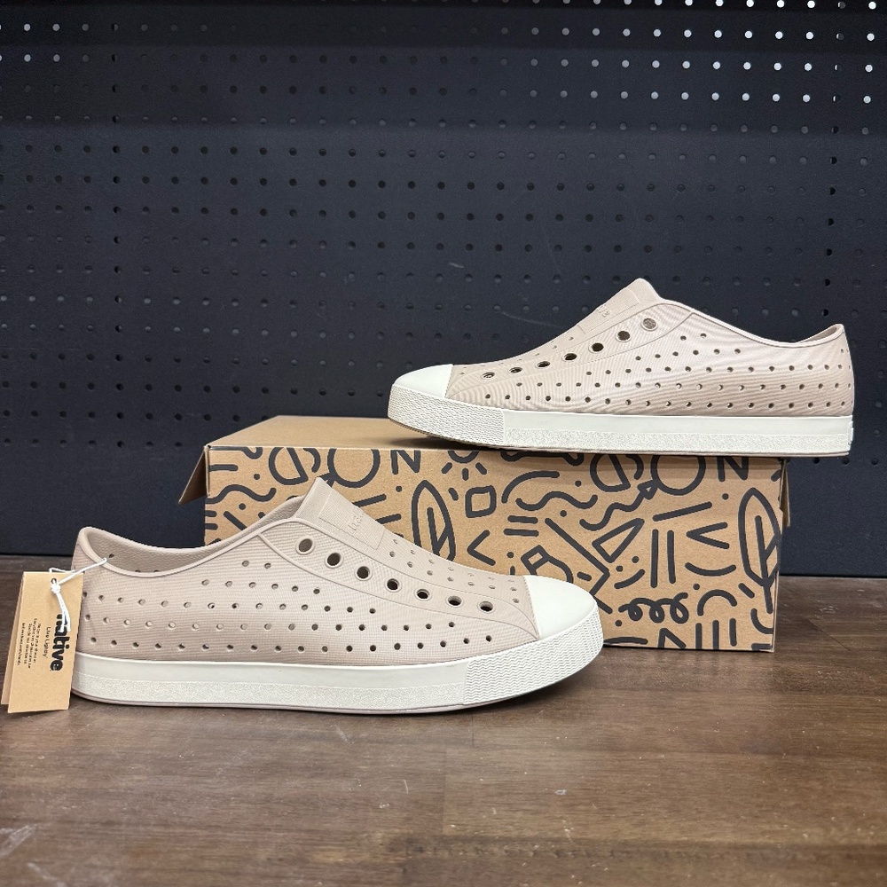 New W/ Box! Men's Native Shoes Jefferson Slip On Comfy Tan Cream Sneakers